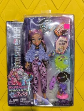 2021 Clawdeen Wolf with Accessories - Monster High Creepover Party